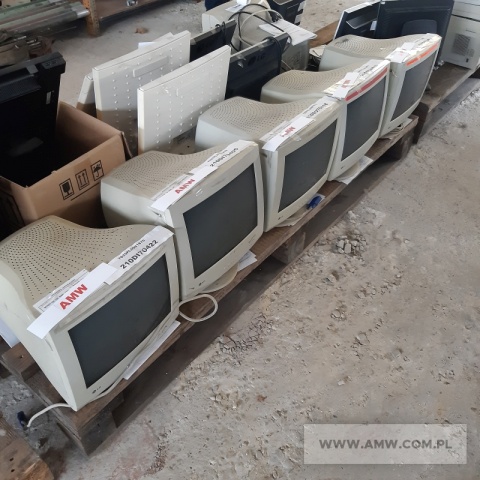 Sprzęt elektroniczny - pakiet zawierający 115 poz. asort. (wg oddzielnego wykazu), w tym m.in.: komputery i notebooki (bez dysków twardych), drukarki, monitory, routery, urządzenia wielofunkcyjne, aparaty telefoniczne itp. 